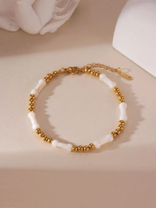 Detailansicht eines 18K vergoldeten Perlenarmbands mit weißen Knochenanhängern und Verschluss