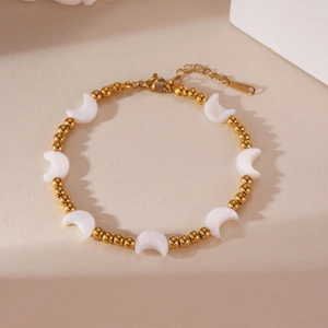 Armband mit 18K Goldbeschichtung, Edelstahlperlen und Mondanhängern aus Perlmutt für Damen