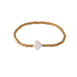 18K gold-plated beaded bracelet featuring a white shell heart pendant on a white background