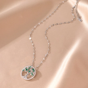Zilveren levensboom ketting met groene en witte zirkonia op champagnekleurige zijde