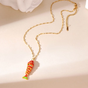 Detailansicht eines bunten tropischen Fisch-Anhängers mit Emaille an Goldkette
