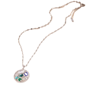 Gouden ketting met ronde hanger voorzien van konijn, boze oog en gelukssymbolen