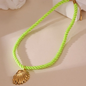 Detail einer neongrünen Kordelkette mit einem 18K vergoldeten Muschel-Anhänger