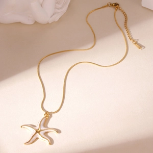 Macro-opname van de vergulde roestvrijstalen zeester hanger met schelpinleg en slangenketting