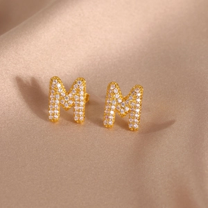Elegantes pendientes letra M dorados para mujer con circonitas cúbicas brillantes