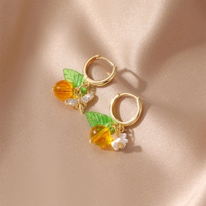 Pendientes de aro dorados con perla ámbar, hoja verde, abeja y colgante de flor