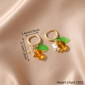 Pendientes de aro asimétricos dorados con cuentas ámbar, hojas verdes y flores