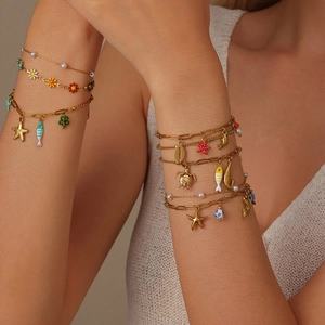 18K Vergoldetes Edelstahl Meeres-Anhänger Armband Für Damen Sommer Ozean Seepferdchen Seestern Emaille Blume Schichtschmuck