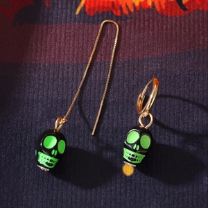Orecchini asimmetrici Halloween a teschio con catena dorata e dettagli verde neon
