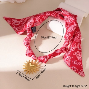 Détail du collier foulard paisley rouge avec pendentif coeur en or 18k et dimensions de 70cm
