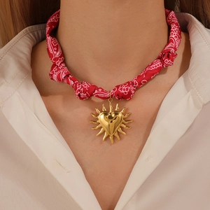 Collier en soie paisley bohème avec pendentif cœur doré à rayons solaires pour femme