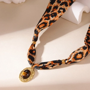 Collier élégant en foulard de soie léopard avec pendentif vintage œil de tigre doré