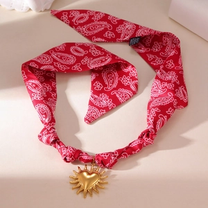 Collier foulard paisley rouge avec pendentif cœur soleil doré, bijou élégant pour femmes