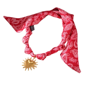 Collier foulard à imprimé paisley rouge avec pendentif coeur doré sur blanc