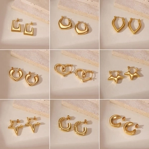Collezione di nove orecchini geometrici in acciaio inossidabile placcati oro 18k