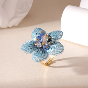 Elegante anello con fiore in pizzo blu, perle di cristallo e fascia d'oro regolabile