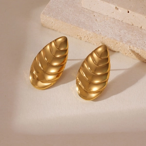 Dettaglio orecchini a goccia placcati oro 18k con texture a foglia in rilievo