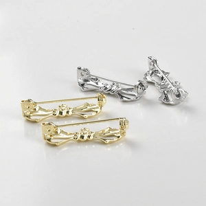 Detailansicht der 14k vergoldeten Schleifenbrosche mit Sicherheitsnadel für DIY-Schmuck