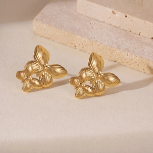 Dettaglio di orecchini a farfalla placcati oro 18k con ali a rilievo strutturate