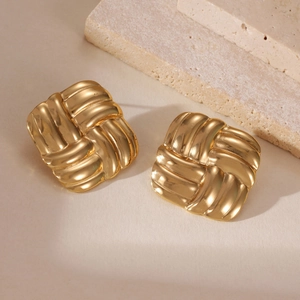 Dettaglio di orecchini a perno quadrati placcati in oro 18k con trama intrecciata fine
