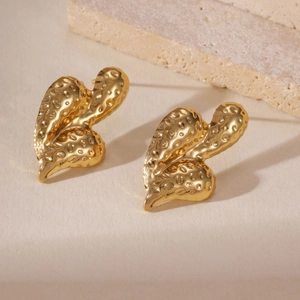 Dettaglio degli orecchini placcati in oro 18k con trama martellata organica e irregolare