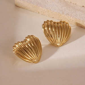 Dettaglio degli orecchini a cuore placcati oro 18k con elegante texture a coste verticali