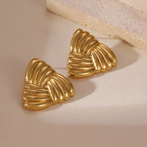Dettaglio degli orecchini triangolari placcati oro 18k con texture radiale fine