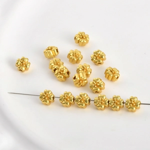 Ciondoli a fiore in oro opaco a cinque petali con fori per creazione gioielli fai-da-te
