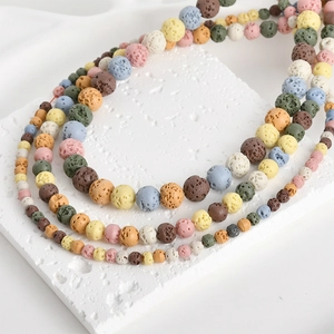 Dettaglio macro di perline multicolori in pietra lavica porosa per gioielli fai da te