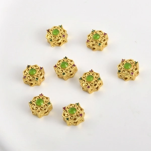 Dettaglio di otto distanziatori a fiore in oro antico con pietre verdi e zirconi DIY