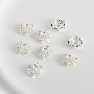 Detalle de los capuchones de cuentas en forma de estrella de plata para joyas DIY