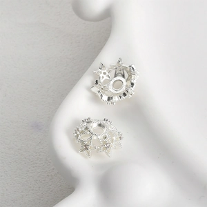 Primer plano de base de flor estrellada bañada en oro 14k para joyería artesanal