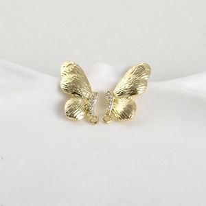 Boucles d'oreilles ailes de papillon plaquées or 14 carats avec zircons et fini martelé