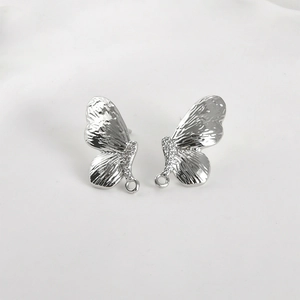 Détail d'ailes de papillon argentées avec zircons et boucle de suspension inférieure