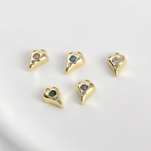 Vue détaillée de cinq pendentifs cœur en plaqué or 14 carats avec cristaux colorés