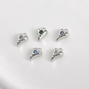 Détail de cinq mini pendentifs cœur plaqués or 14 carats sertis de strass colorés