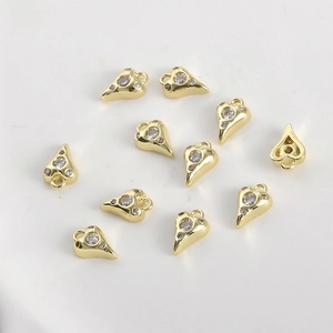 Détail de onze pendentifs cœur plaqués or 14 carats avec zircons pour la création de bijoux
