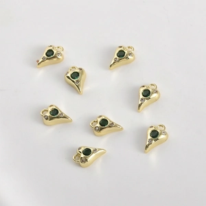 Détail de 8 pendentifs en forme de cœur plaqués or 14 carats avec zircons verts