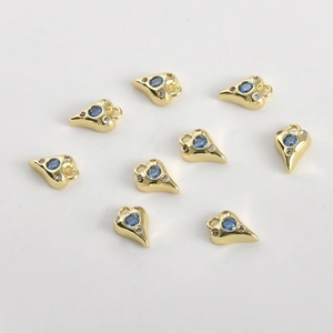 Gros plan de pendentifs cœur plaqués or 14 carats avec zircons bleus pour bijoux DIY