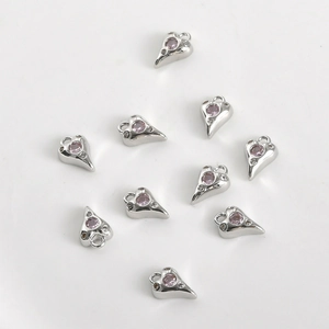 Vue détaillée de breloques cœur plaquées or 14k avec strass roses pour bijoux DIY