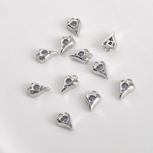 Vue détaillée de breloques cœur plaquées or 14k avec cristaux violets pour bijoux DIY
