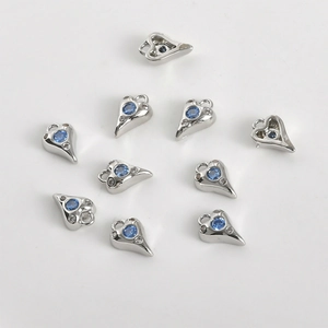 Vue macro de pendentifs cœur plaqués or 14 carats avec cristaux bleus et blancs