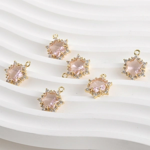 Détail de pendentifs étoile plaqués or 14k avec cristaux de zircon rose et pierres blanches