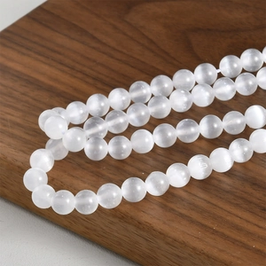 Cuentas de calcita blanca natural ojo de gato sobre madera para hacer joyas DIY