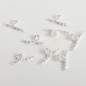 Makro-Detail von silbernen gedrehten Perlenketten-Verbindern mit Doppelringen für DIY-Schmuck