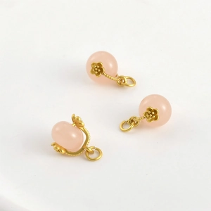 Dettaglio macro di ciondoli a rosa vintage in oro 18k con giada rosa per gioielli fai da te