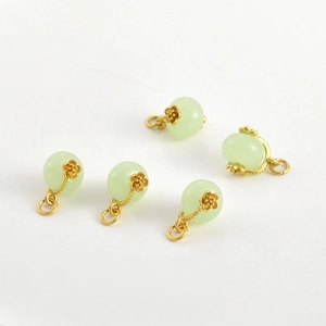 Set di cinque ciondoli vintage in oro 18k e giada verde per la creazione di gioielli fai da te