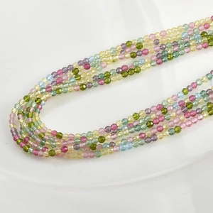 Détail macro de perles en verre facettées de 2-3 mm pour la création de bijoux