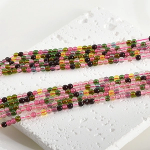 Détail macro de perles en verre facettées colorées de 3mm pour la création de bijoux DIY