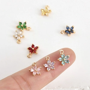 Pendentif fleur à cinq feuilles plaqué or avec zircons colorés pour la création de bijoux